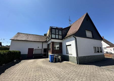 Großzügiges Einfamilienhaus mit 949 m² Grundstück, Wintergarten, Doppelgarage & viel Potenzial - Hofansicht