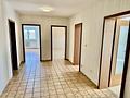 Wohnen mit Weitblick
großzügige 3-Zimmer-Wohnung mit Balkon, 
TG-Stellplatz & Schwimmbad - Flur