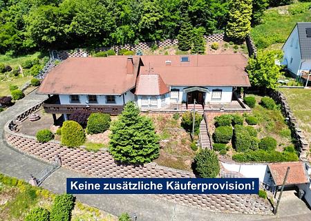 Beeindruckende Liegenschaft mit Chalet-Charakter, 
direkter Waldrandlage und herrlichem Fernblick - Titelbild