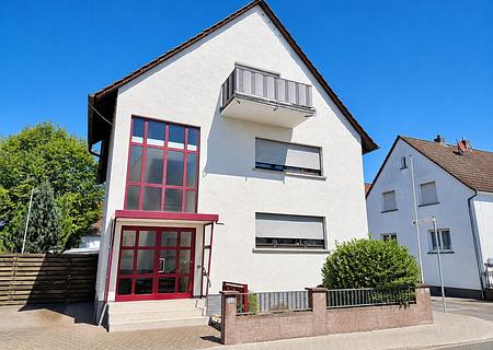 Modernisierte Dachgeschosswohnung
mit Balkon
in gepflegtem Dreifamilienhaus - Außenansicht