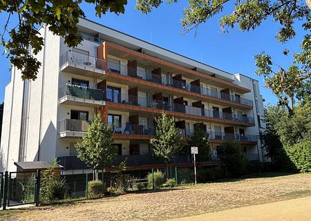 Modernes studentisches Wohnen: Hochwertige 2er-WG-Wohnung mit großer Loggia und Blick ins Grüne - Hausrückseite