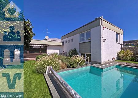 Außergewöhnlicher Split-Level-Bungalow mit Pool und Südwestgarten - Außenansicht des Hauses mit Pool und Gartenfläche