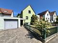 Freistehendes Einfamilienhaus mit großem Garten und Sanierungspotenzial - Hausansicht