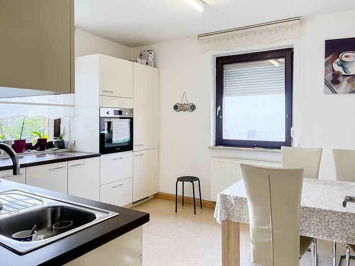 Kapitalanlage mit Entwicklungspotenzial – zwei gepflegte Häuser im Stadtkern von Erlenbach am Main - B35_Vorderes Haus: Wohnung1.OG Küche