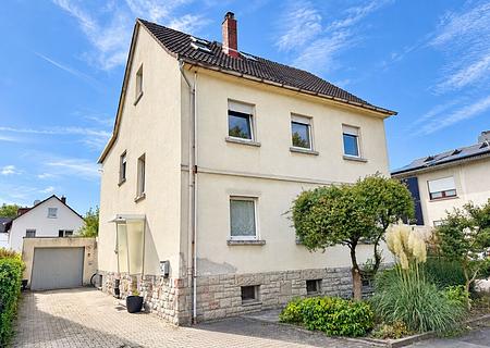 Großzügig wohnen in Bad Homburg - 
viel Platz, schöner Garten & flexible Nutzungsmöglichkeiten - Straßenansicht