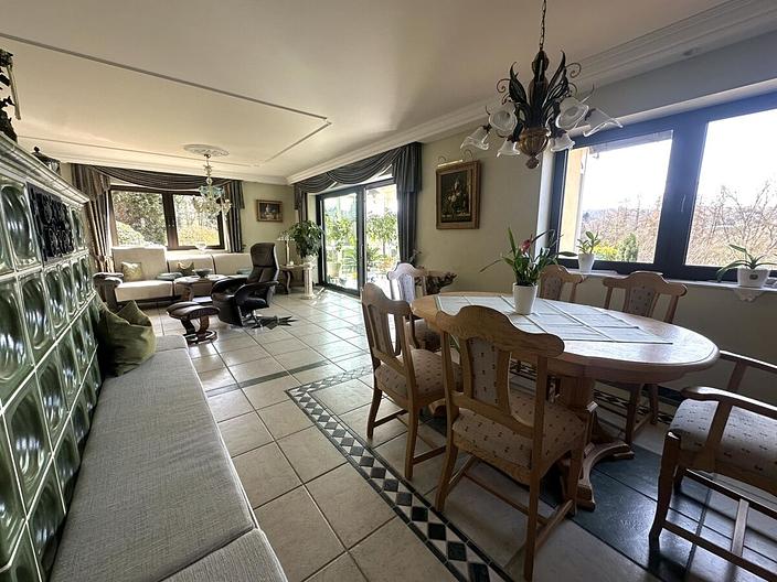 Wohnen inmitten der Natur–Hochwertiges Einfamilienhaus mit großem Grundstück in ruhiger Waldrandlage - Wohn- und Essbereich