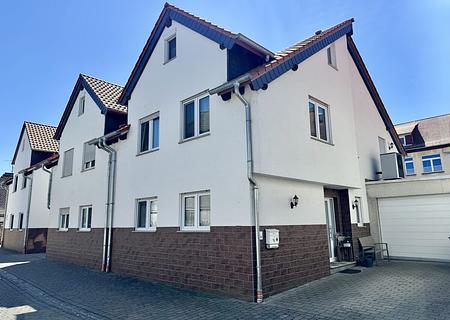 Neuwertiges Familienhaus mit Wohlfühlfaktor – 
Einbauküche, Wärmepumpe, Kachelofen, Klima & Terrasse - Außenansicht