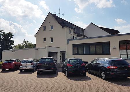 Wer besitzt schon eine eigene Bank / Gemischt genutzte Immobilie in Fränkisch-Crumbach