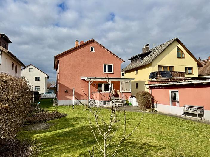 Raum für Leben, Lachen und Erinnerungen
- Schönes Einfamilienhaus mit Garten & Garage - - Gartenansicht