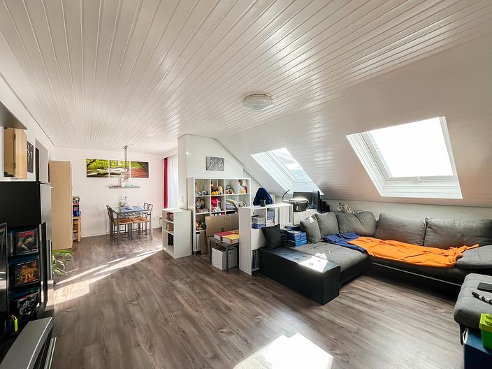 Helle Dachgeschosswohnung mit Loggia und Garage - Wohn und Essbereich