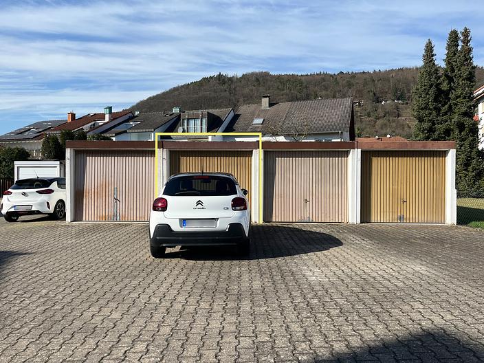 Helle Dachgeschosswohnung mit Loggia und Garage - Garage