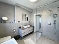 Großzügiges Raumwunder mit Highend-Komfort in Offenbach-Bieber - Badezimmer DG