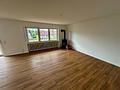 Lichtdurchflutete 3-Zimmer-Wohnung mit Balkon 
und Garage in gepflegtem Wohnhaus - Wohnzimmer