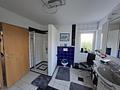 Bürogebäude mit Lagerhalle und Wohneinheit - Badezimmer