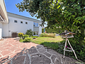 Außergewöhnlicher Split-Level-Bungalow mit Pool und Südwestgarten - Natursteinterrasse mit Blick in den begrünten Garten