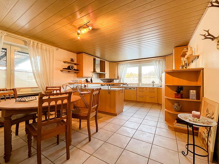 Großzügiges Zweifamilienhaus in traumhafter Südwestausrichtung - vielfältige Nutzungsmöglichkeiten - großzügige Essküche (UG)