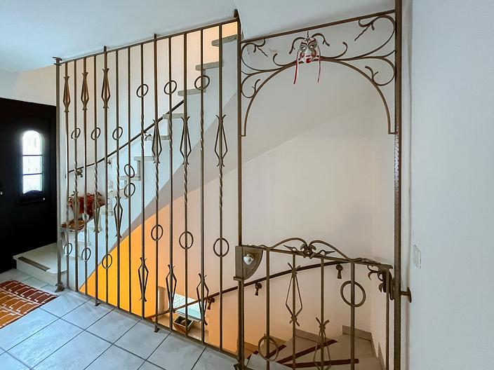 Großzügiges Zweifamilienhaus in traumhafter Südwestausrichtung - vielfältige Nutzungsmöglichkeiten - großzügiges und helles Treppenhaus