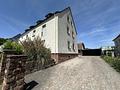 Kapitalanlage am Untermain: Vollvermietetes Dreifamilienhaus mit Stellplätzen in Obernburg am Main - Straßenansicht