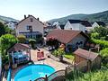 Flexibel nutzbares Einfamilienhaus mit traumhaftem Wintergarten und herrlich angelegtem Grundstück - Gartenansicht mit Pool