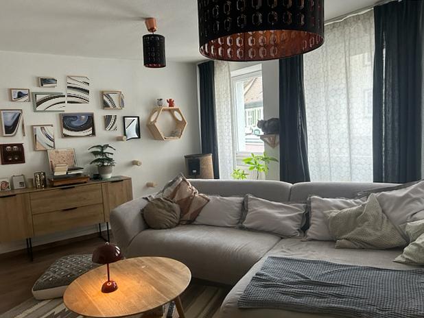 Helle Gewerbefläche mit großzügiger Maisonette-Wohnung und Ausbaupotenzial in der Perle des Mains - 1. OG Wohnzimmer