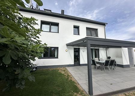 Exklusive Doppelhaushälfte mit Premium-Ausstattung, Doppelgarage und traumhaftem Garten - Gartenansicht