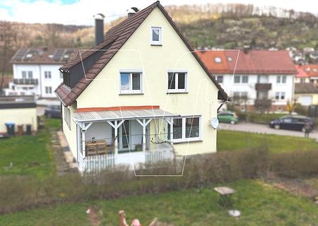Gepflegtes Ein- / Zweifamilienhaus mit Doppelgarage, Terrasse, und großem Garten - Außenansicht Süden