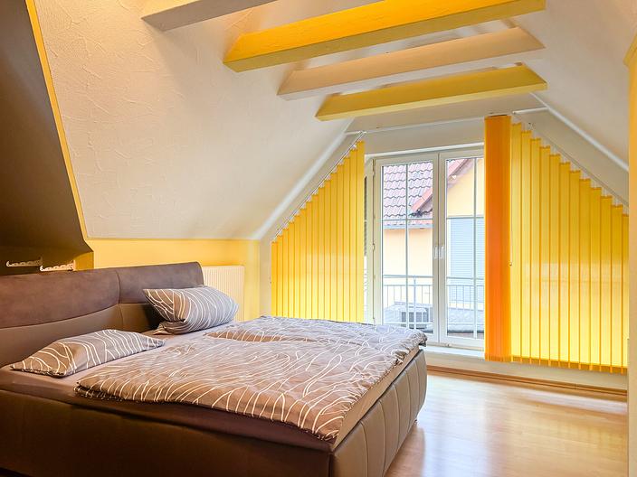 Einziehen statt sanieren – Wohnhaus mit Nebengebäude, Hof und PV-Anlage - DG_Schlafzimmer