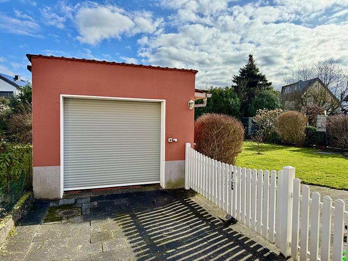 Raum für Leben, Lachen und Erinnerungen
- Schönes Einfamilienhaus mit Garten & Garage - - Garage