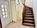 Familienhaus mit Garten & Nebengebäude – 
viel Platz für Ihre Zukunft - Hauseingang & Treppen ins OG