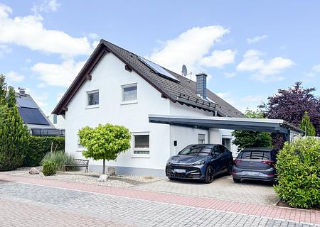 Attraktives EFH mit viel Platz zum Leben und Gestalten in ruhiger und naturnaher Lage von Radheim! - Straßenansicht
