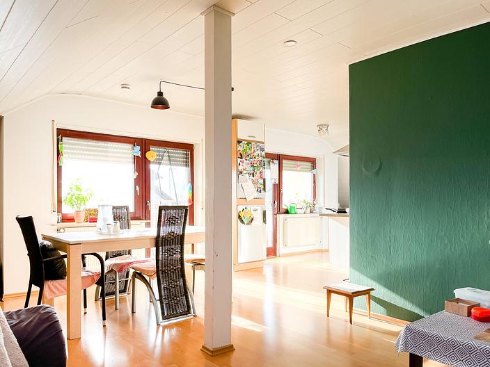 Zweifamilienhaus mit Werkstatt, Garage und Garten mit Weitblick - DG_Wohnzimmer