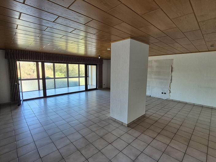 Großzügige Doppelhaushälfte mit zwei Wohneinheiten und viel Potenzial - Wohn- u. Essbereich