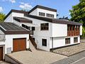 Besonderes Architektenhaus mit Einliegerwohnung und traumhaftem Terrassenausblick ins Grüne - Seitenansicht links