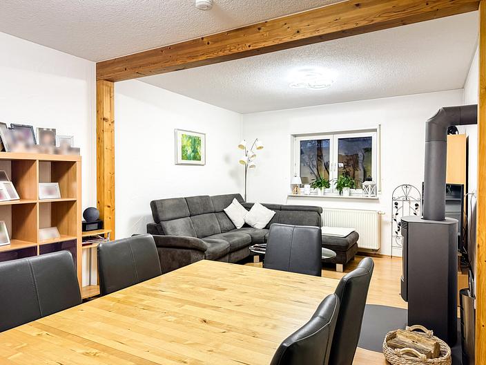 Einziehen statt sanieren – Wohnhaus mit Nebengebäude, Hof und PV-Anlage - EG_Wohnzimmer2