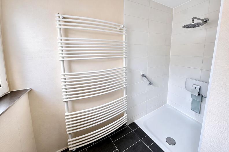 Raum für Leben, Lachen und Erinnerungen
- Schönes Einfamilienhaus mit Garten & Garage - - ...großer Dusche.