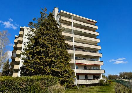 Wohnen mit Weitblick
großzügige 3-Zimmer-Wohnung mit Balkon, 
TG-Stellplatz & Schwimmbad - Außenansicht