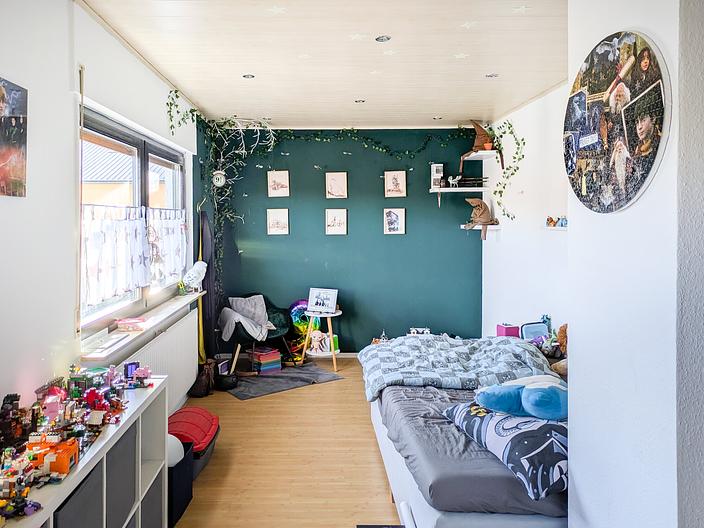 Multifunktionstalent: Großes Haus mit Garagen und Scheunentrakt - OG neu Kind