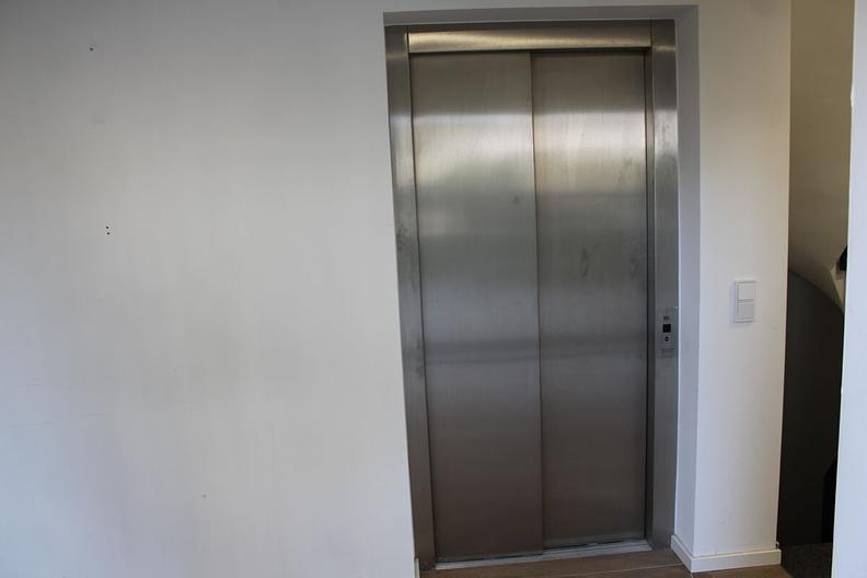 Neuwertiges Einfamilienhaus mit Aufzug und zwei Tiefgaragenstellplätzen in Toplage am Quellenpark - Aufzug