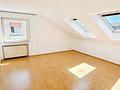 3-Familienhaus mit freier Dachgeschosswohnung, Doppelgarage & Garten - Wohnzimmer im DG
