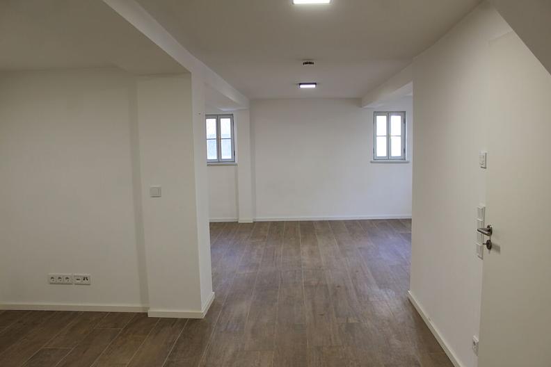 Neuwertiges Einfamilienhaus mit Aufzug und zwei Tiefgaragenstellplätzen in Toplage am Quellenpark - Wohnbereich