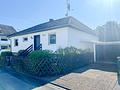 Ruhe - Raum - Lebensqualität - freistehender Bungalow auf paradiesischem Grundstück - Frontansicht II