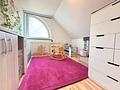 Großzügige Maisonettewohnung mit Dachterrasse – Wohnen im Herzen von Fürstenfeldbruck - Gemütliches Kinderzimmer mit Fenster