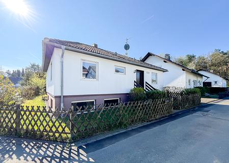 Ruhe - Raum - Lebensqualität - freistehender Bungalow auf paradiesischem Grundstück - Frontansicht I