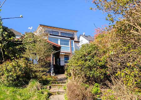 Traumhaftem Blick über Erbach, toller Garten, gepflegtes Einfamilienhaus - Ihre Chance! - Ansicht Garten Titel