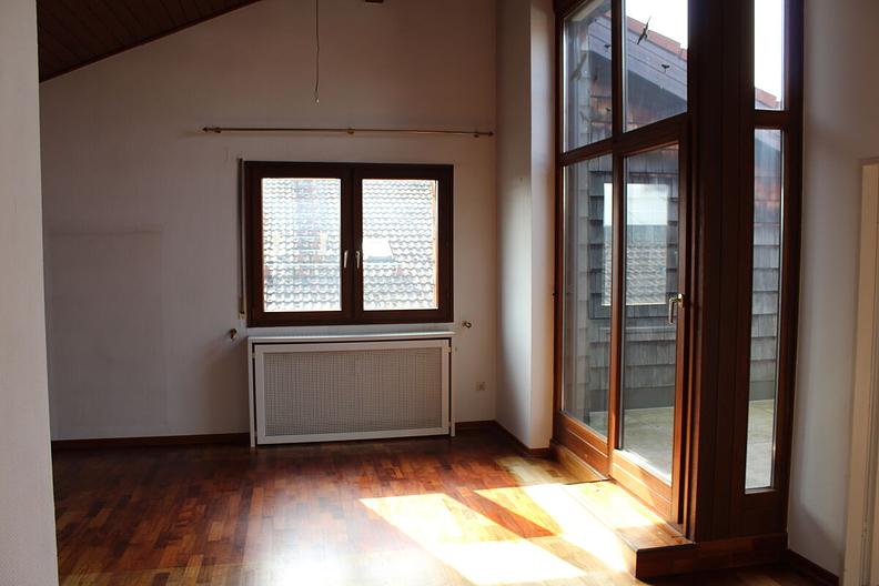 Wunderbare Dachgeschosswohnung mit großer Loggia, großem Hobbyraum und Tiefgaragenstellplatz - Wohnbereich