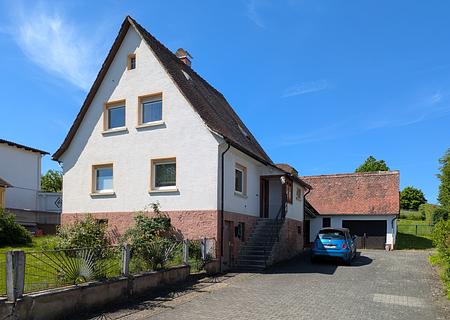 Ruhige Lage, Traum-Garten - EFH mit vielfältig nutzbarem Nebengebäude in zentraler Lage von Erbach! - Ansicht NO
