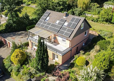 Große ETW mit Garten und Garagen in absolut ruhiger, sonniger Süd-West-Lage nahe Erbach! - Draufsicht S Titel