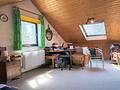 Familienfreundliche Doppelhaushälfte mit großem Garten und Entwicklungspotential - Helles Dachstudio