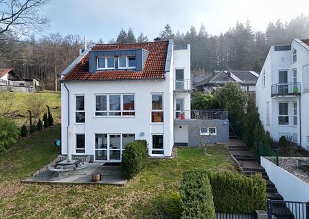 Freistehendes Einfamilienhaus mit viel Platz, tollem Ausblick und Einliegerwohnung in Hanglage - Startbild