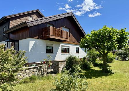 Wohnen mit Charakter
Gemütliches Einfamilienhaus mit Galerie & Terrasse und Wohlfühlatmosphäre - Seitenansicht